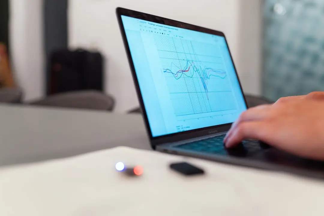 Tela de notebook com gráficos